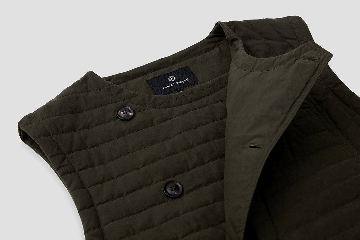 Overlapping front panels are lined with a windproof membrane to ensure no drafts get through.