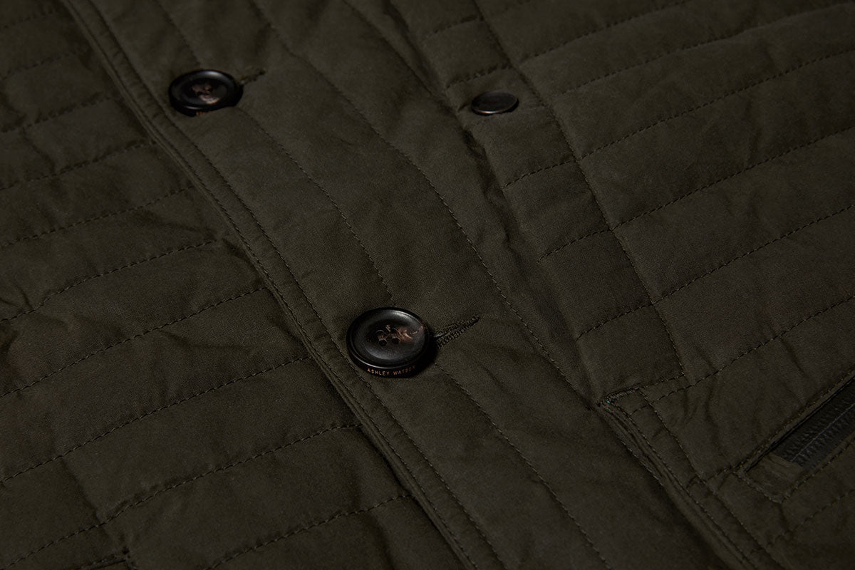 Large horn buttons - easy to open when wearing gloves.