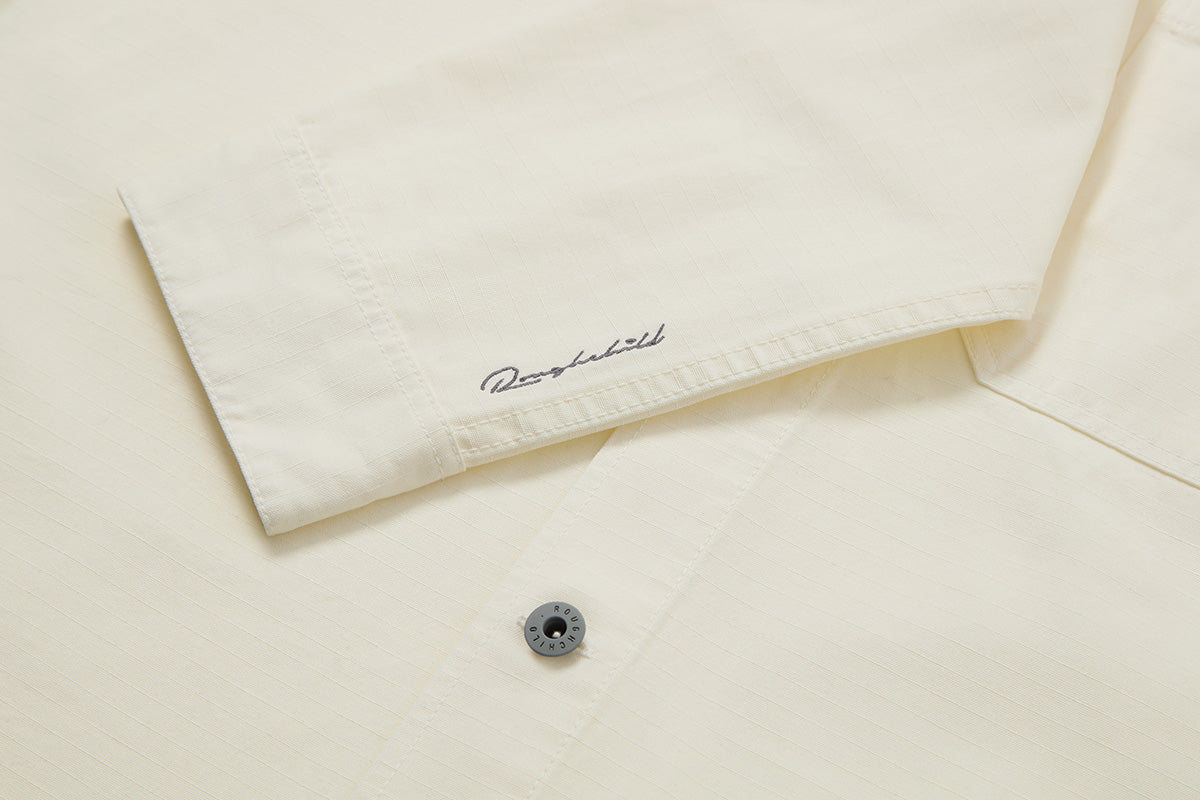 Right cuff features an embroidered Roughchild logo. Bottom button has a matching grey rubber coating to ensure it won’t scratch the tank.