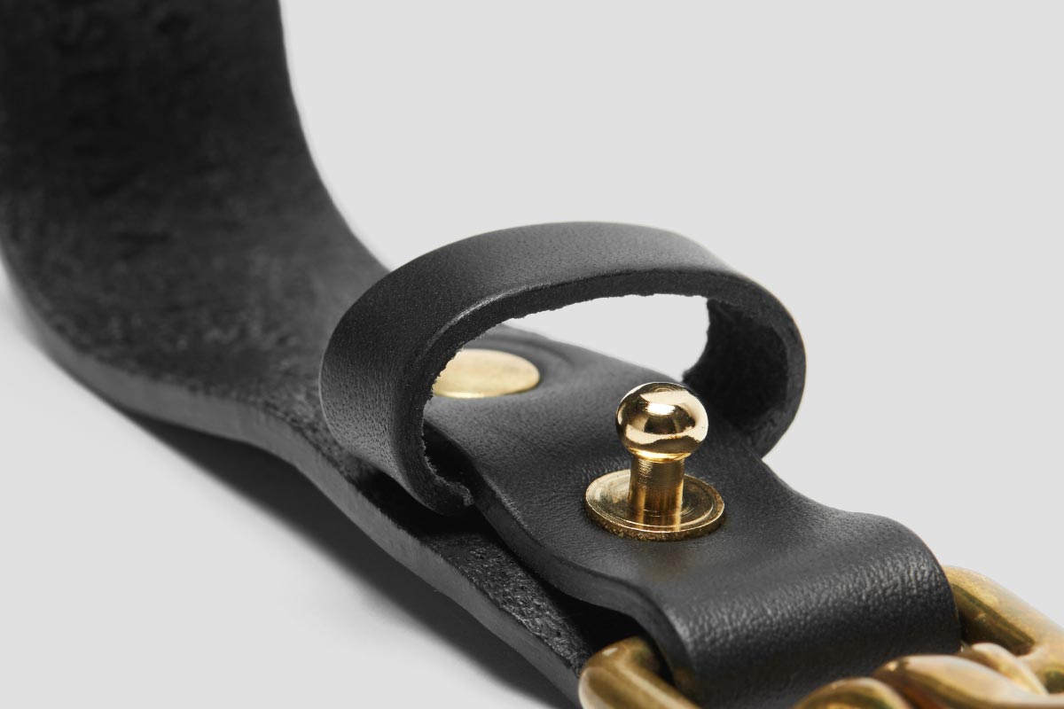 Loop and pin can unfasten clip without taking off belt.