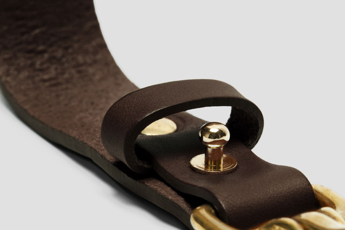 Loop and pin can unfasten clip without taking off belt.