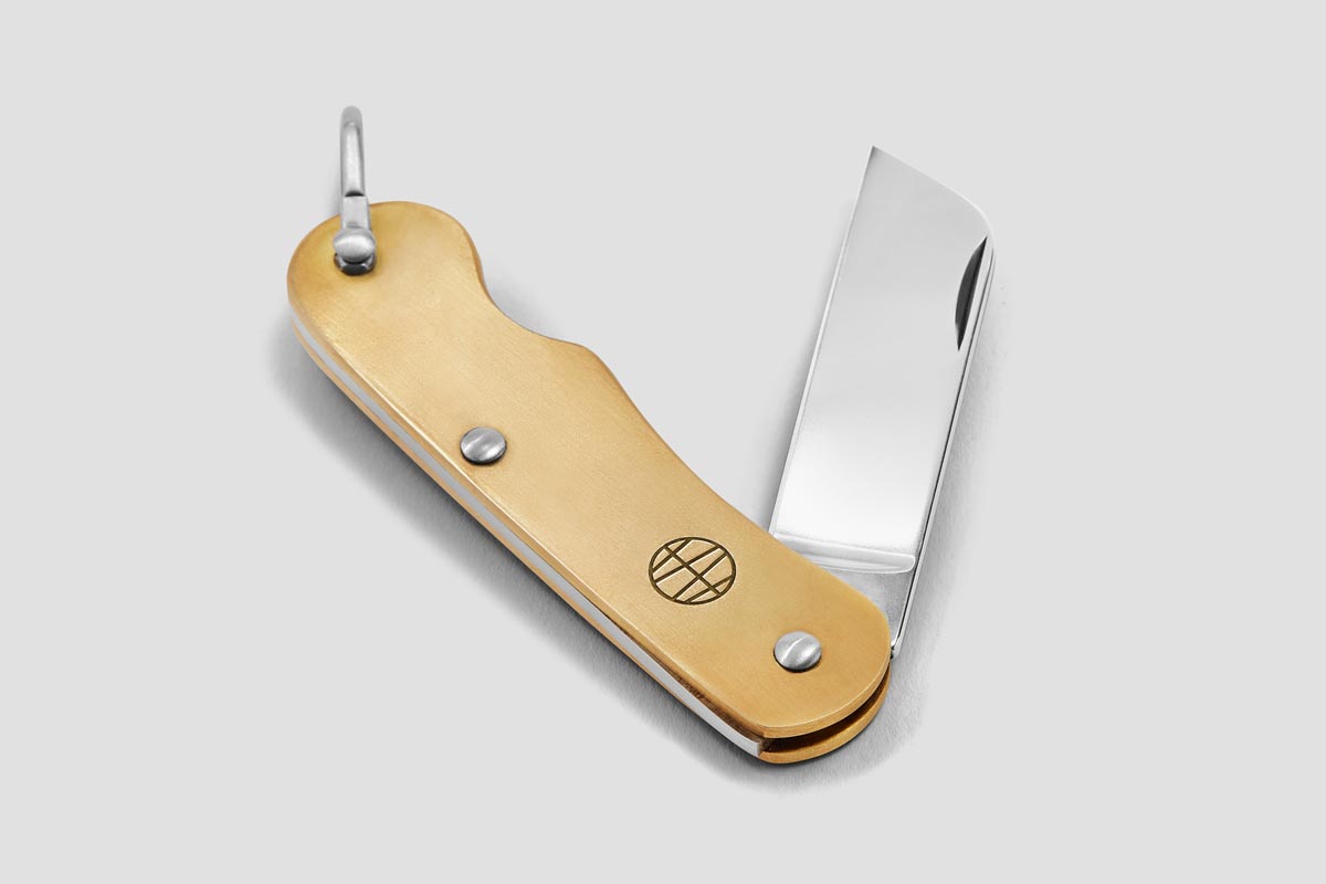 High carbon stainless steel sheepsfoot blade holds an edge well and can be easily re-sharpened.