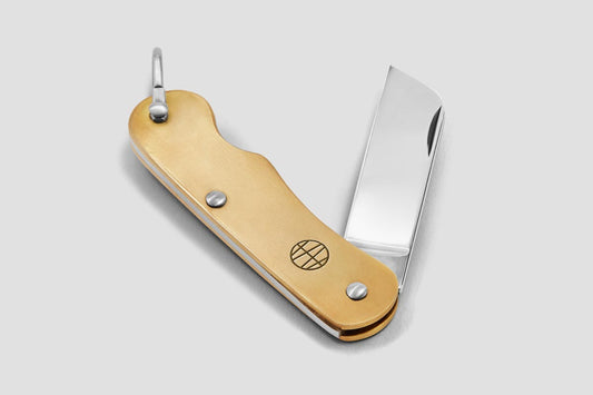 High carbon stainless steel sheepsfoot blade holds an edge well and can be easily re-sharpened.