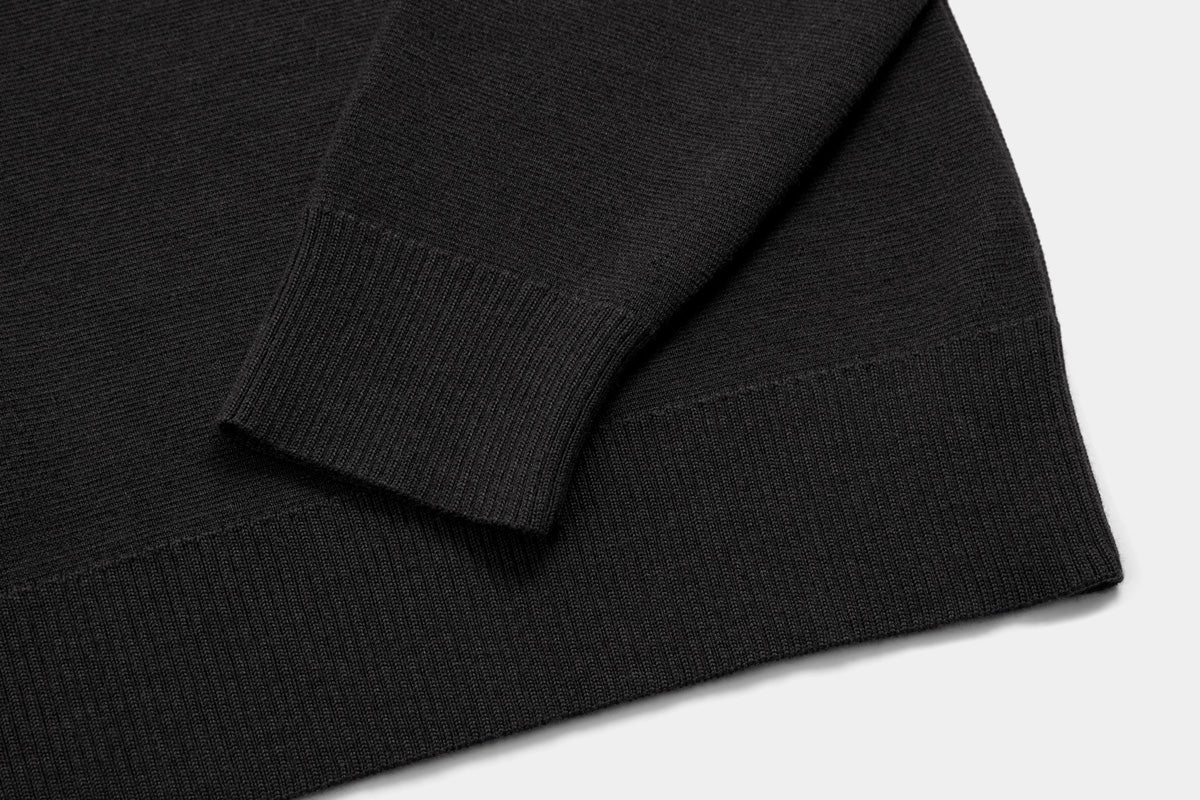 The body and sleeves are cut long to keep wrists and lower back covered.