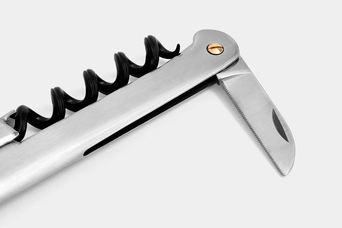 The serrated foil blade and corkscrew are sprung with a solid steel bar, ensuring they stay locked during use.