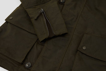 Zipped sleeve gussets and internal storm cuffs stop wind + rain.