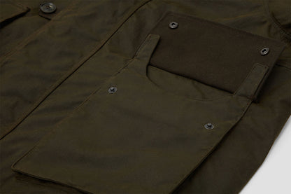 Storm guards on the bellows pocket flaps keep out rain.