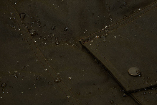 Seam sealed drop liner (10,000k) sits behind the waxed canvas outer to make the Eversholt fully waterproof.