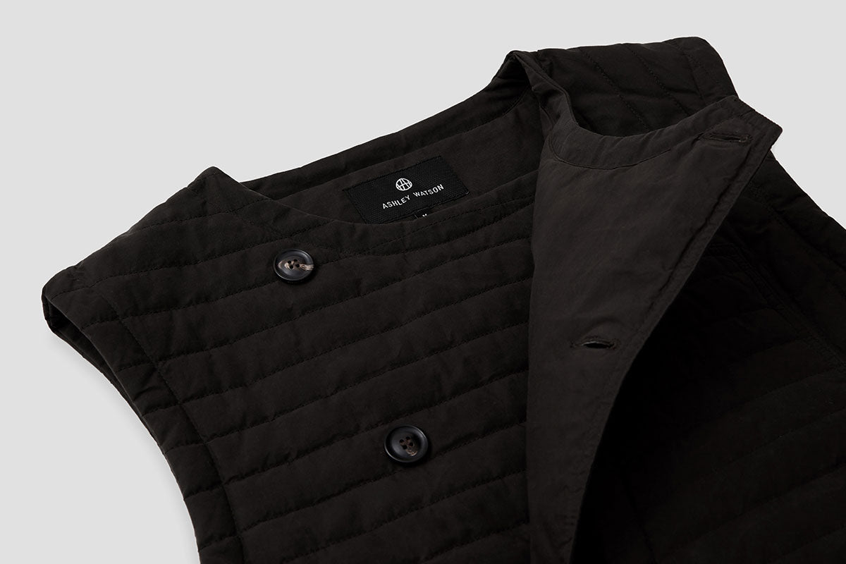 Overlapping front panels are lined with a windproof membrane to ensure no drafts get through.