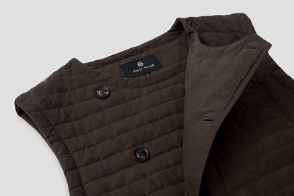 Overlapping front panels are lined with a windproof membrane to ensure no drafts get through.