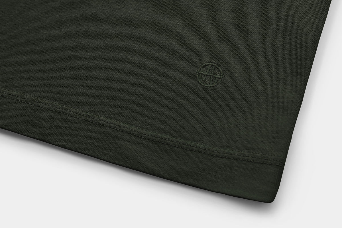 270 g/m Pre-Shrunk Cotton. Finished With Embroidered Monogram.