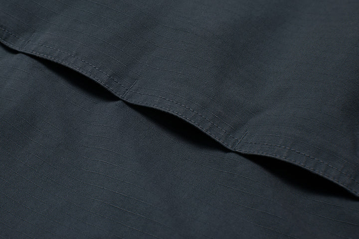 Vent across the back allows air to circulate. This works like a thermostat, regulating body temperature.
