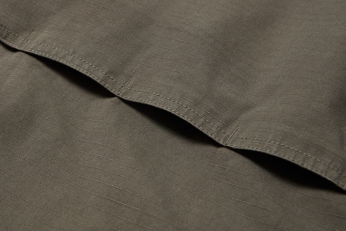 Vent across the back allows air to circulate. This works like an inbuilt thermostat, regulating body temperature.