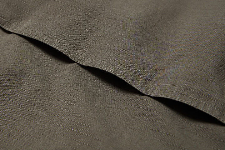 Vent across the back allows air to circulate. This works like an inbuilt thermostat, regulating body temperature.