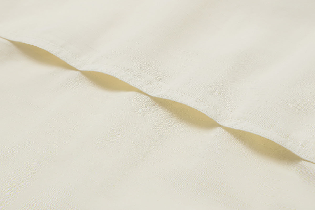 Vent across the back allows air to circulate. This works like a thermostat, regulating body temperature.
