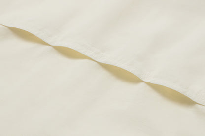 Vent across the back allows air to circulate. This works like a thermostat, regulating body temperature.